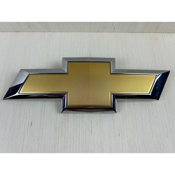 T1XX FRT BOWTIE BEZEL 84358822 ABS‎ 1-2 HD - Picture 1 of 4